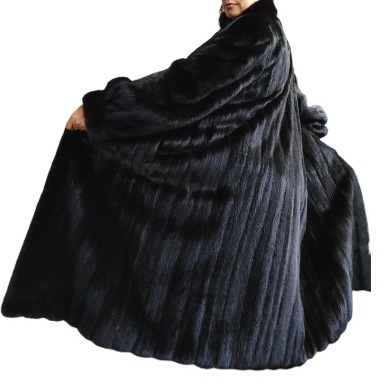 Brand new Carolina Herrera Female Black Mink Fur Coat (Size 16-L)