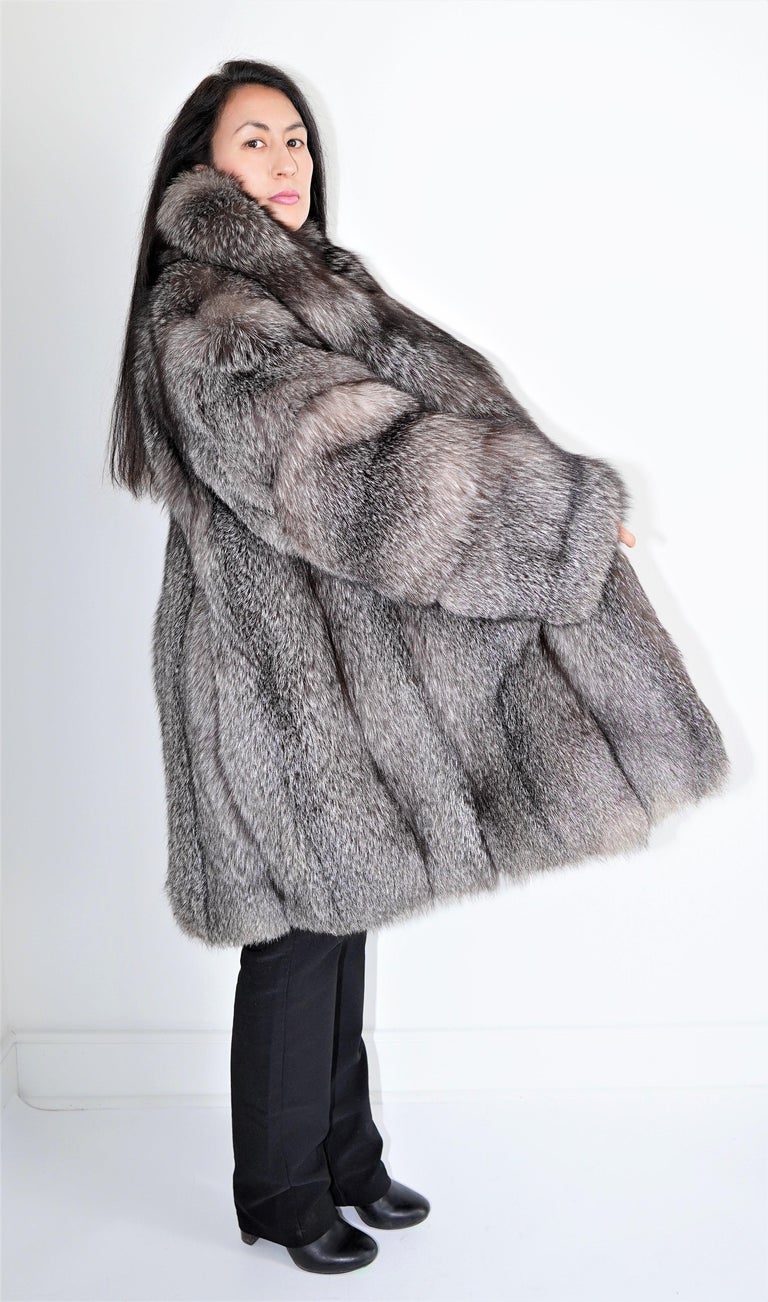 Brand new Chrystal Fox Fur Coat (Size 16-XL)