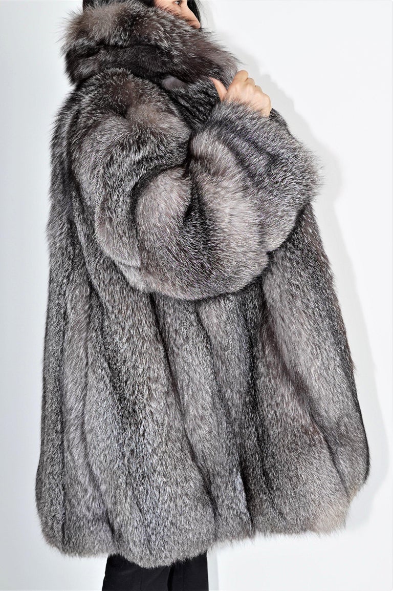 Brand new Chrystal Fox Fur Coat (Size 16-XL)