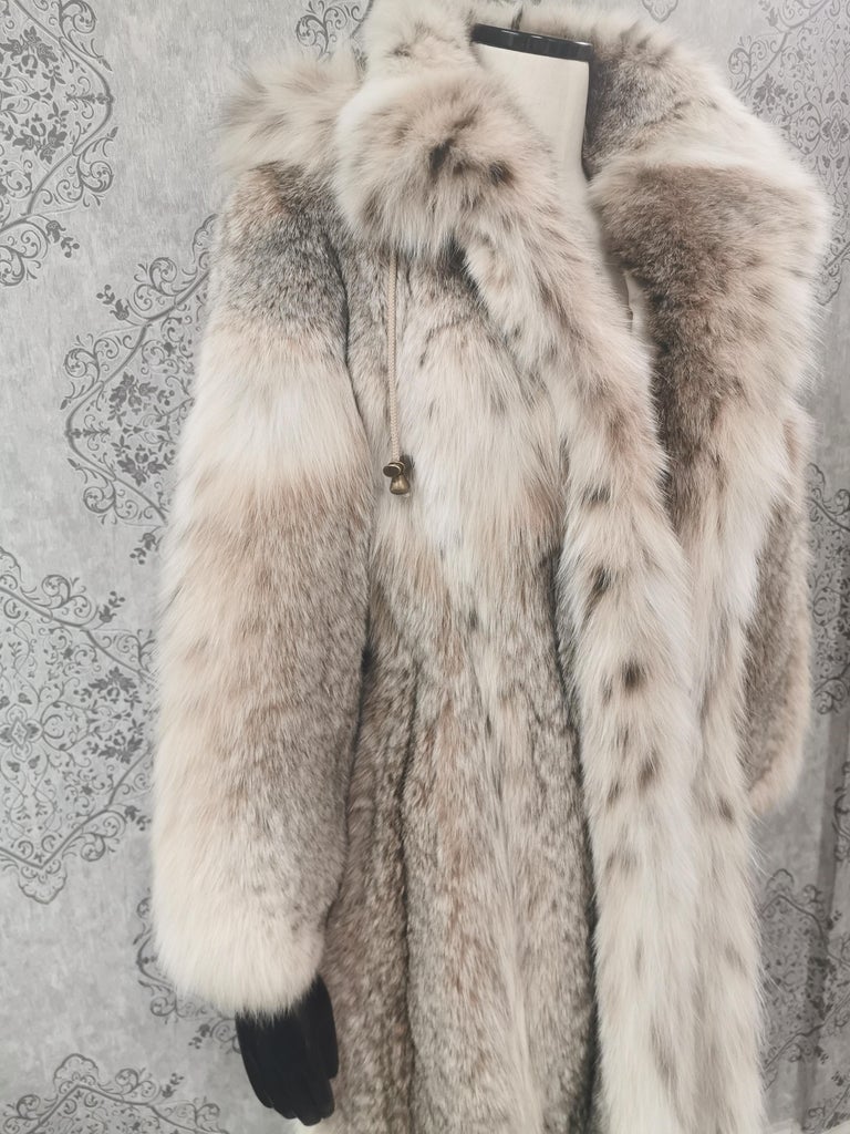 Brand new Montana lynx fur coat with detachable hood size 14 L
