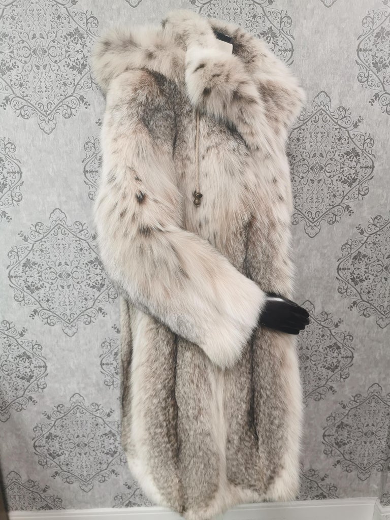 Brand new Montana lynx fur coat with detachable hood size 14 L