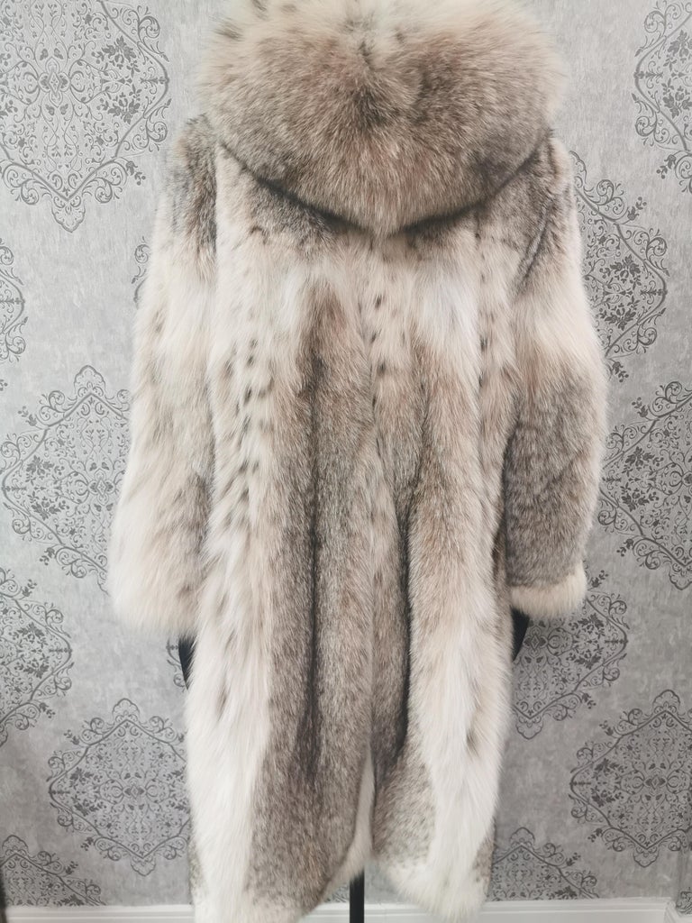 Brand new Montana lynx fur coat with detachable hood size 14 L