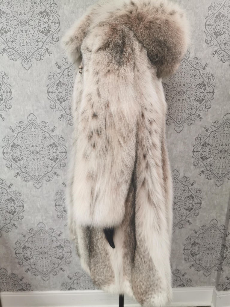 Brand new Montana lynx fur coat with detachable hood size 14 L