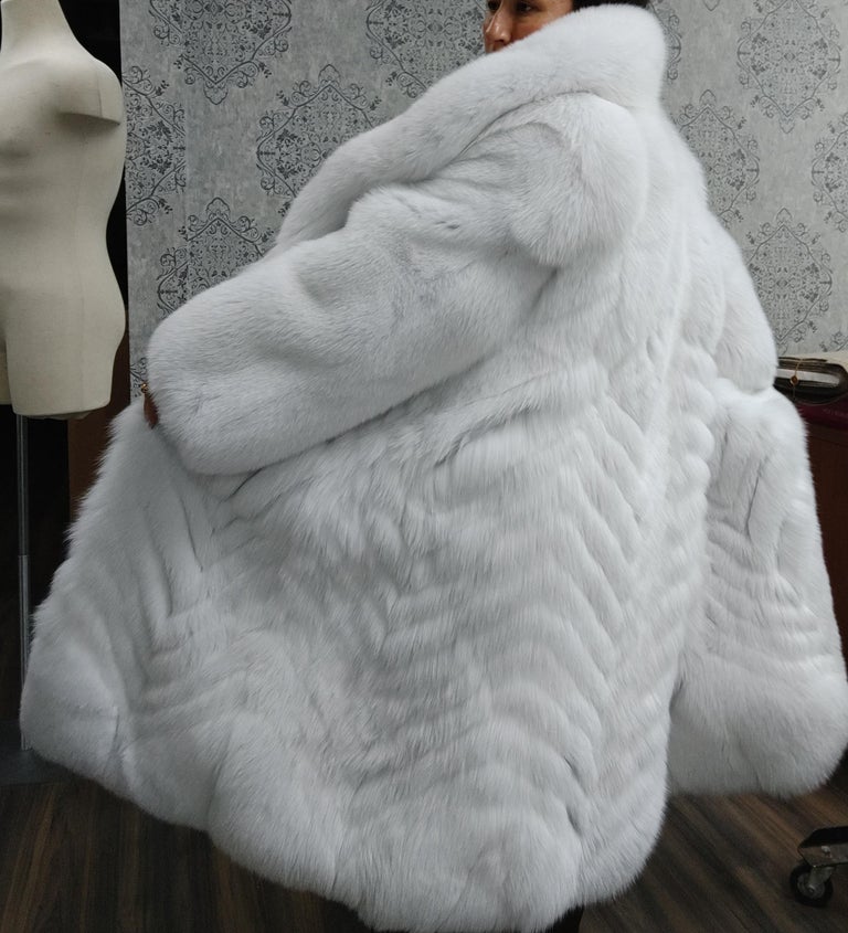 Brand new white fox fur coat size L